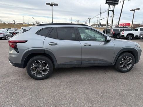 Used 2025 Chevrolet Trax LT w/ LT Convenience Package image 13