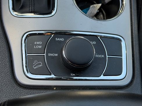 Used 2022 Jeep Grand Cherokee Laredo X AWD/4WD image 10