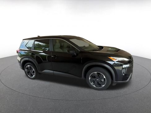 Used 2025 Nissan Rogue SV FWD image 2