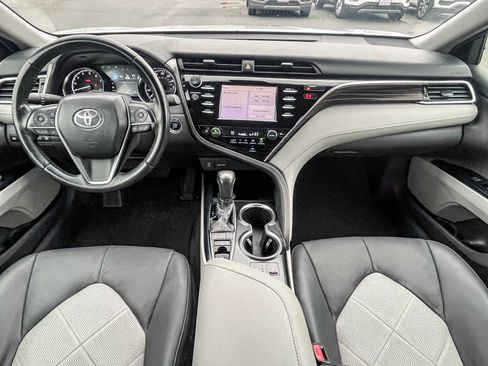 Used 2018 Toyota Camry XLE image 11