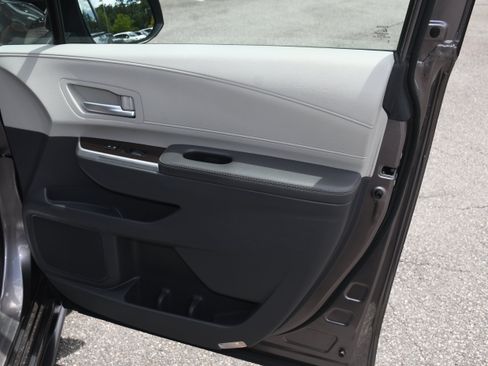 Used 2021 Toyota Sienna XLE w/ XLE Plus Package FWD image 19