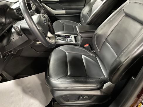 Used 2022 Ford Explorer XLT w/ Equipment Group 202A image 9