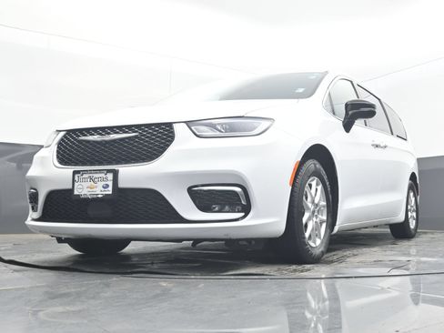 Used 2024 Chrysler Pacifica Touring-L FWD image 32