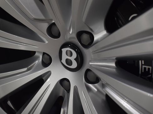 New 2025 Bentley Bentayga image 14