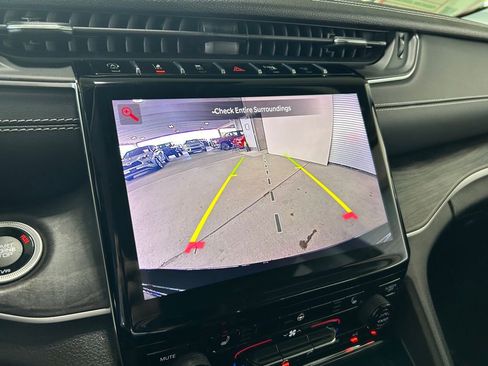 Used 2023 Jeep Grand Cherokee Limited image 18