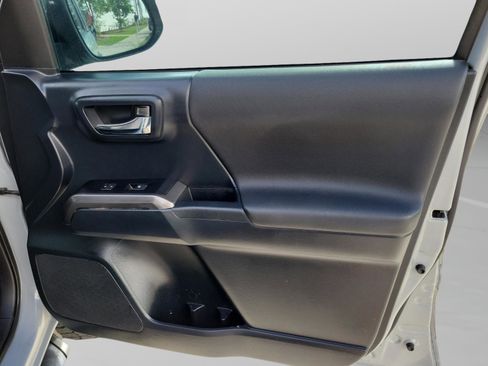 Used 2019 Toyota Tacoma TRD Sport AWD/4WD image 9