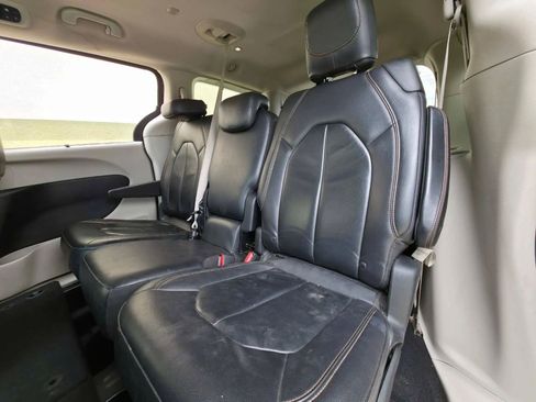 Used 2017 Chrysler Pacifica Touring-L w/ Tire & Wheel Group FWD image 10