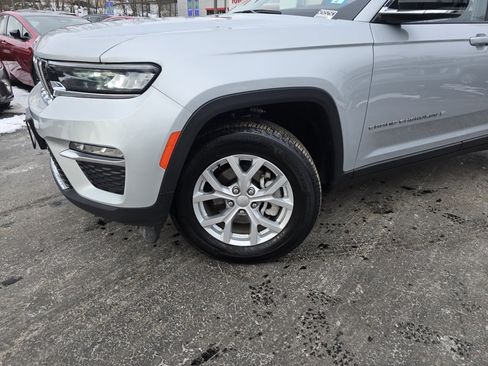 Used 2023 Jeep Grand Cherokee Limited image 2