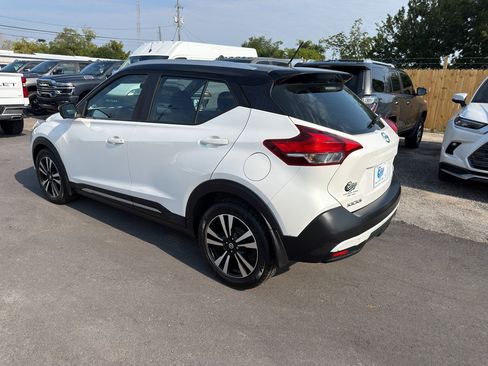 Used 2018 Nissan Kicks SR FWD image 2