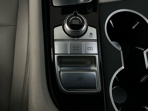 Used 2025 Genesis G70 2.5T image 23