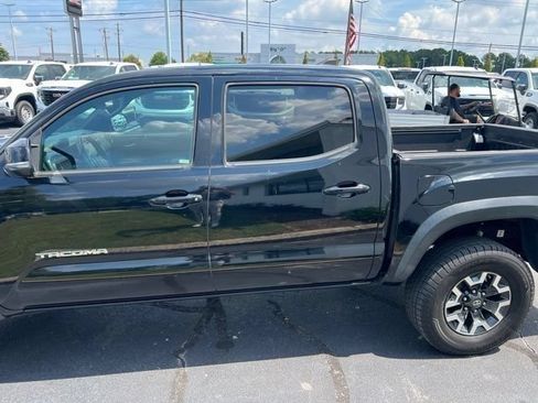 Used 2017 Toyota Tacoma TRD Off-Road w/ Premium & Technology Package RWD image 8