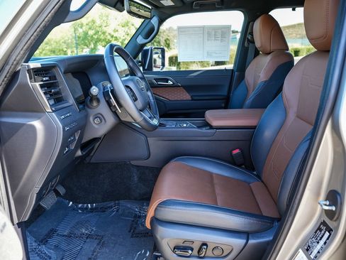 Used 2024 Lexus GX 550 w/ Accessory Package (2T) AWD/4WD image 17