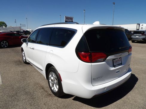 Used 2020 Chrysler Pacifica Limited image 5