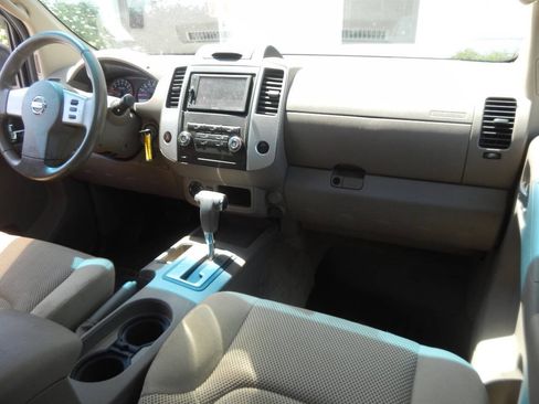 Used 2009 Nissan Frontier SE w/ SE Value Truck Pkg AWD/4WD image 34