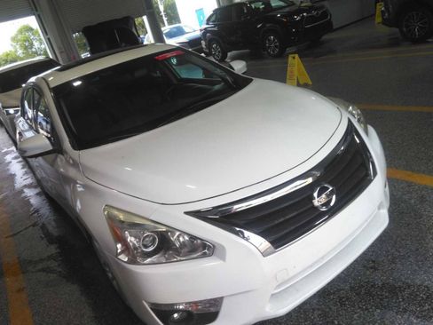 Used 2015 Nissan Altima 2.5 SL w/ Technology Package FWD image 2
