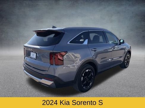 Used 2024 Kia Sorento S image 3