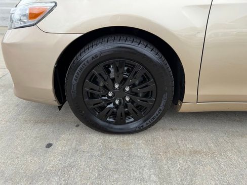 Used 2010 Toyota Camry LE FWD image 12