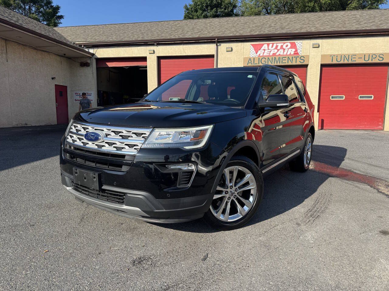 Used 2018 Ford Explorer XLT w/ Equipment Group 202A AWD/4WD image 2