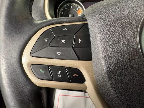 Used 2018 Jeep Cherokee Limited AWD/4WD image 16