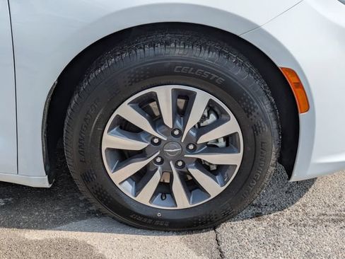 Used 2024 Chrysler Pacifica Limited FWD image 11