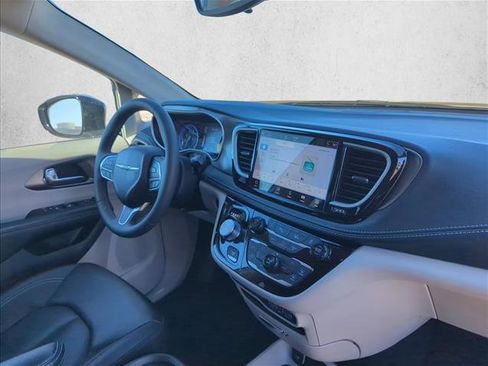 Used 2024 Chrysler Pacifica Touring-L image 19