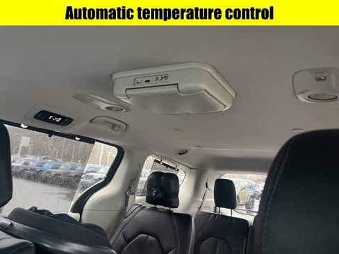 Used 2018 Chrysler Pacifica Touring-L image 11