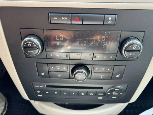 Used 2012 Volkswagen Routan SEL FWD image 16