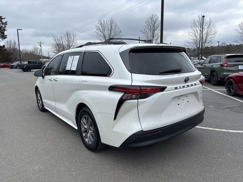 Used 2021 Toyota Sienna XLE image 5