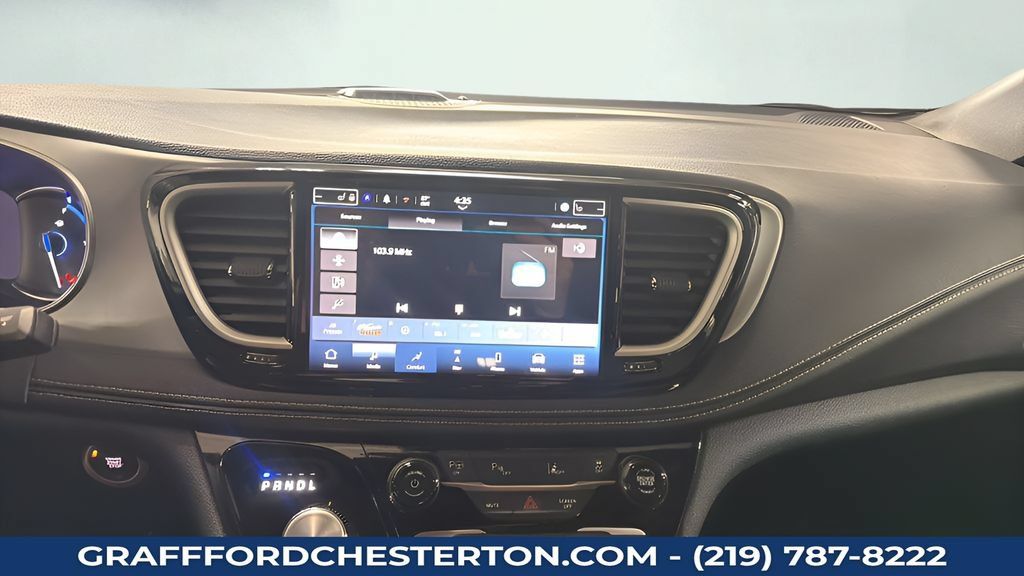 Used 2024 Chrysler Pacifica Limited FWD image 18