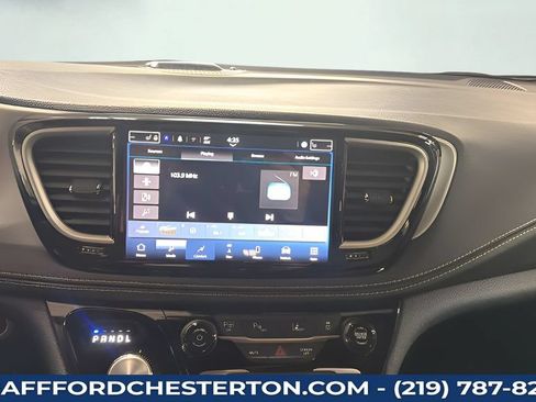 Used 2024 Chrysler Pacifica Limited FWD image 18