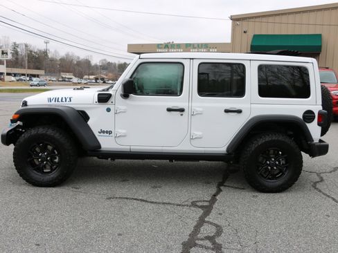 Used 2024 Jeep Wrangler Unlimited image 2