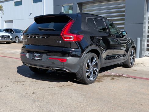 Used 2020 Volvo XC40 T4 R-Design image 9