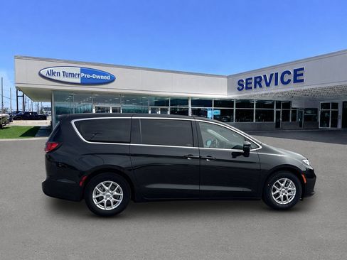 Used 2023 Chrysler Pacifica Touring-L FWD image 9