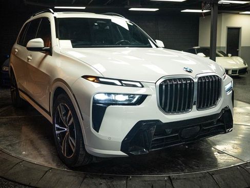 Used 2024 BMW X7 xDrive40i w/ M Sport Package AWD/4WD image 5