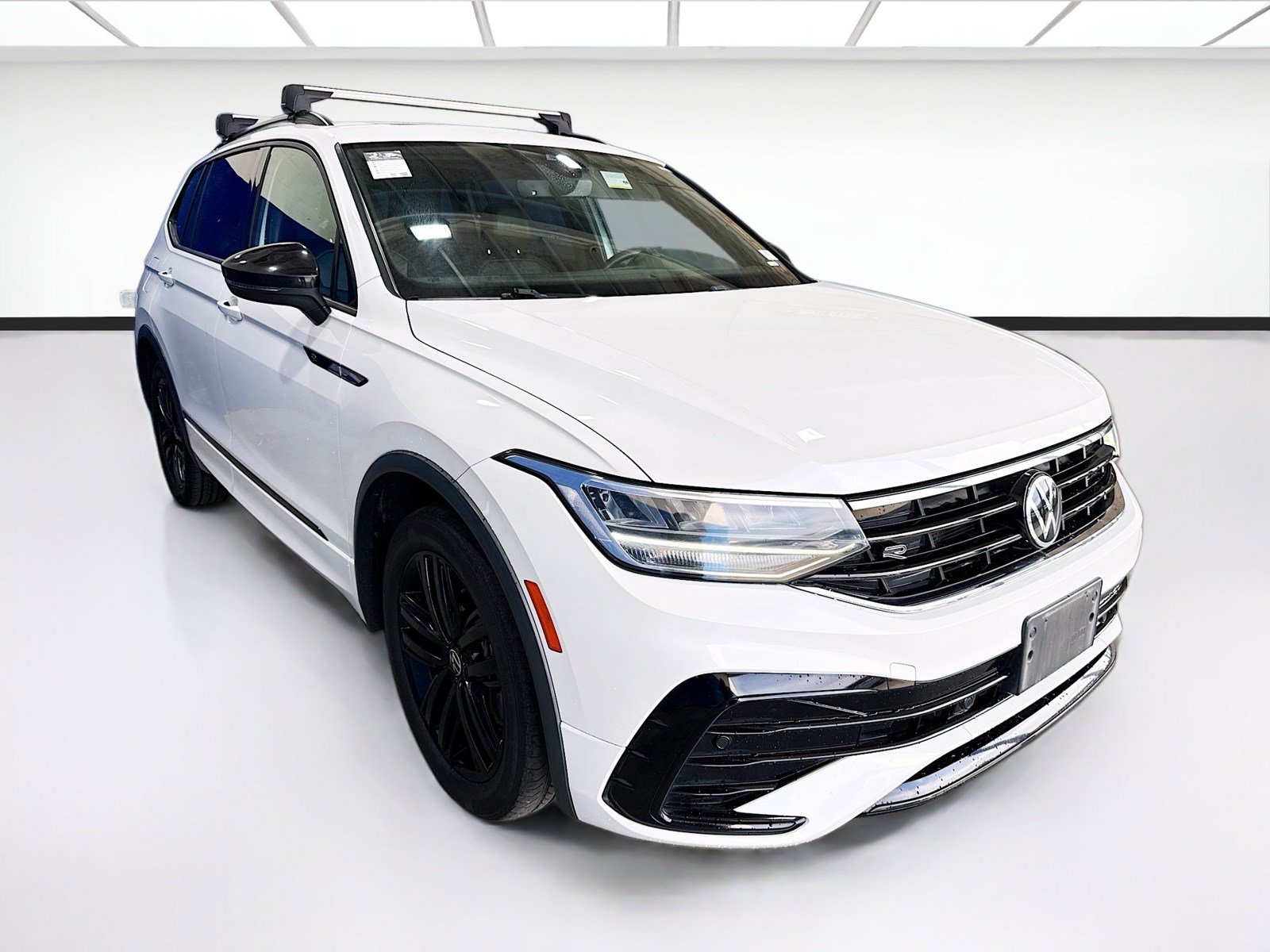 Used 2022 Volkswagen Tiguan SE R-Line FWD image 3