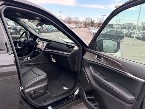 New 2026 Jeep Grand Cherokee Limited w/ Luxury Tech Group II AWD/4WD image 28