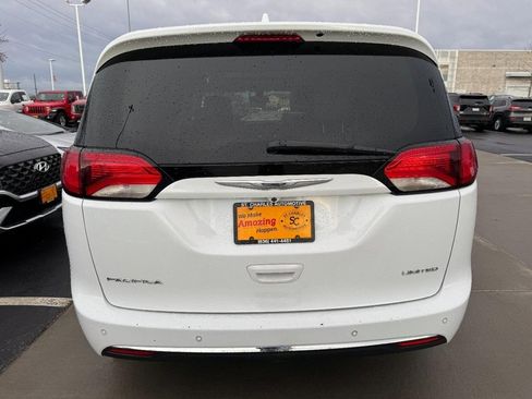 Used 2017 Chrysler Pacifica Limited image 4