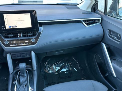 Used 2025 Toyota Corolla Cross LE image 34