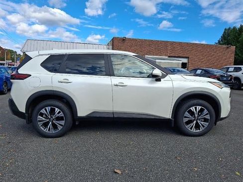 Used 2023 Nissan Rogue SV image 7