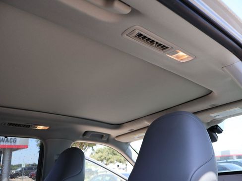 Used 2025 Toyota Highlander Platinum AWD/4WD image 17
