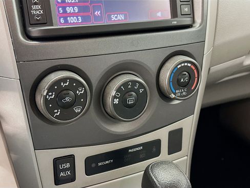 Used 2013 Toyota Corolla LE image 22