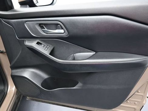 Used 2025 Nissan Rogue SV FWD image 30