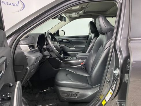Certified 2025 Toyota Highlander XLE AWD/4WD image 12