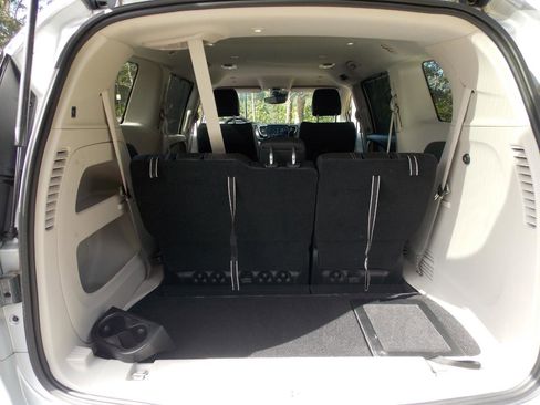 Used 2023 Chrysler Pacifica Touring-L image 16