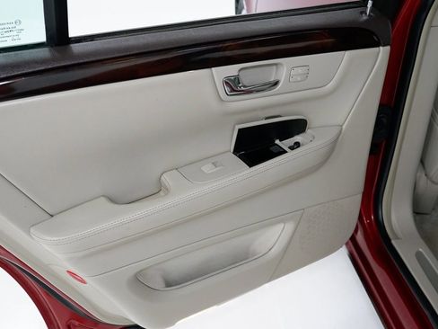 Used 2010 Cadillac DTS Luxury image 21