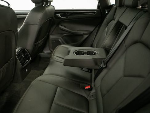 Certified 2024 Porsche Macan AWD/4WD image 35