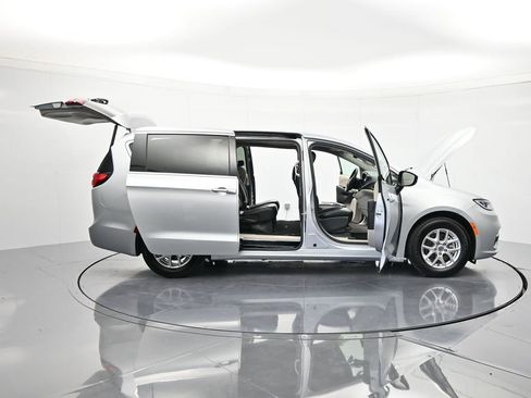 Used 2023 Chrysler Pacifica Touring-L FWD image 47