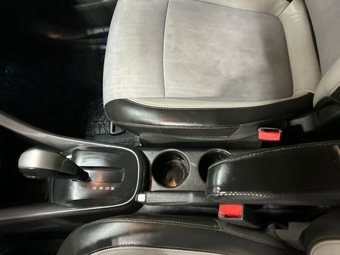 Used 2018 Chevrolet Trax LT w/ LT Convenience Package image 18