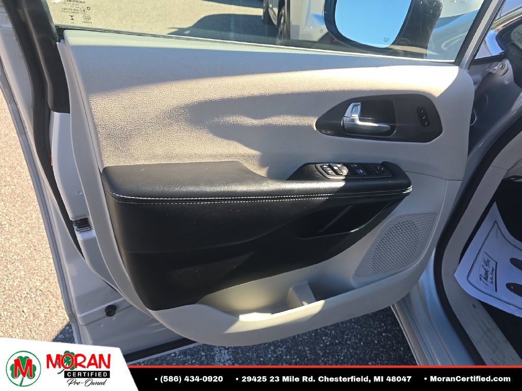 Used 2024 Chrysler Pacifica Touring-L FWD image 11