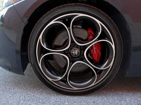 Used 2022 Alfa Romeo Giulia Veloce AWD/4WD image 14